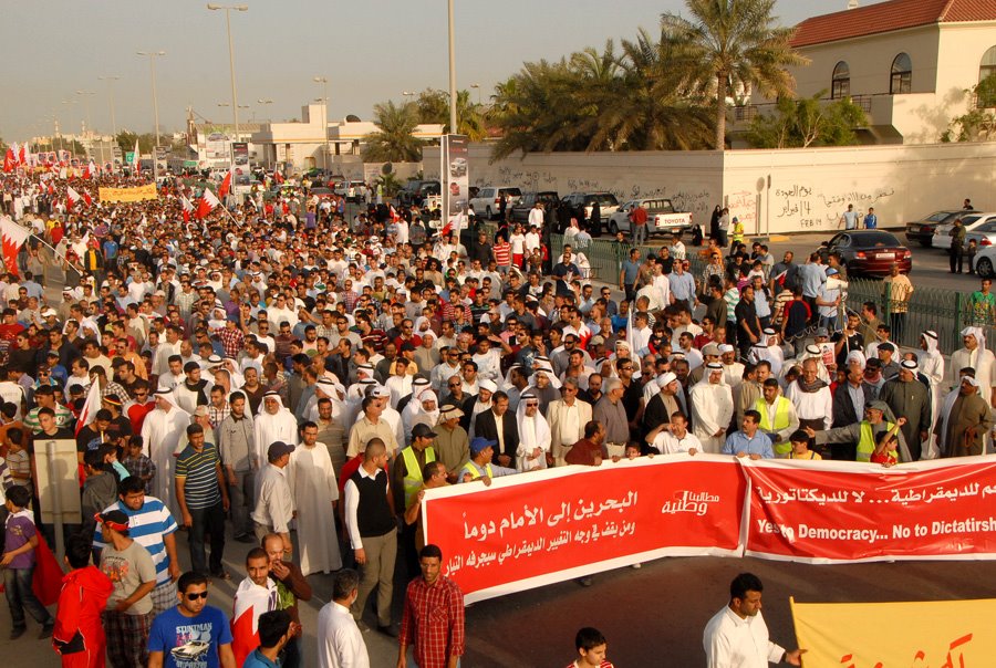 قوات الأمن البحرينية تقمع المسيرات السلمية وتحتشد قرب دوار اللؤلؤة

